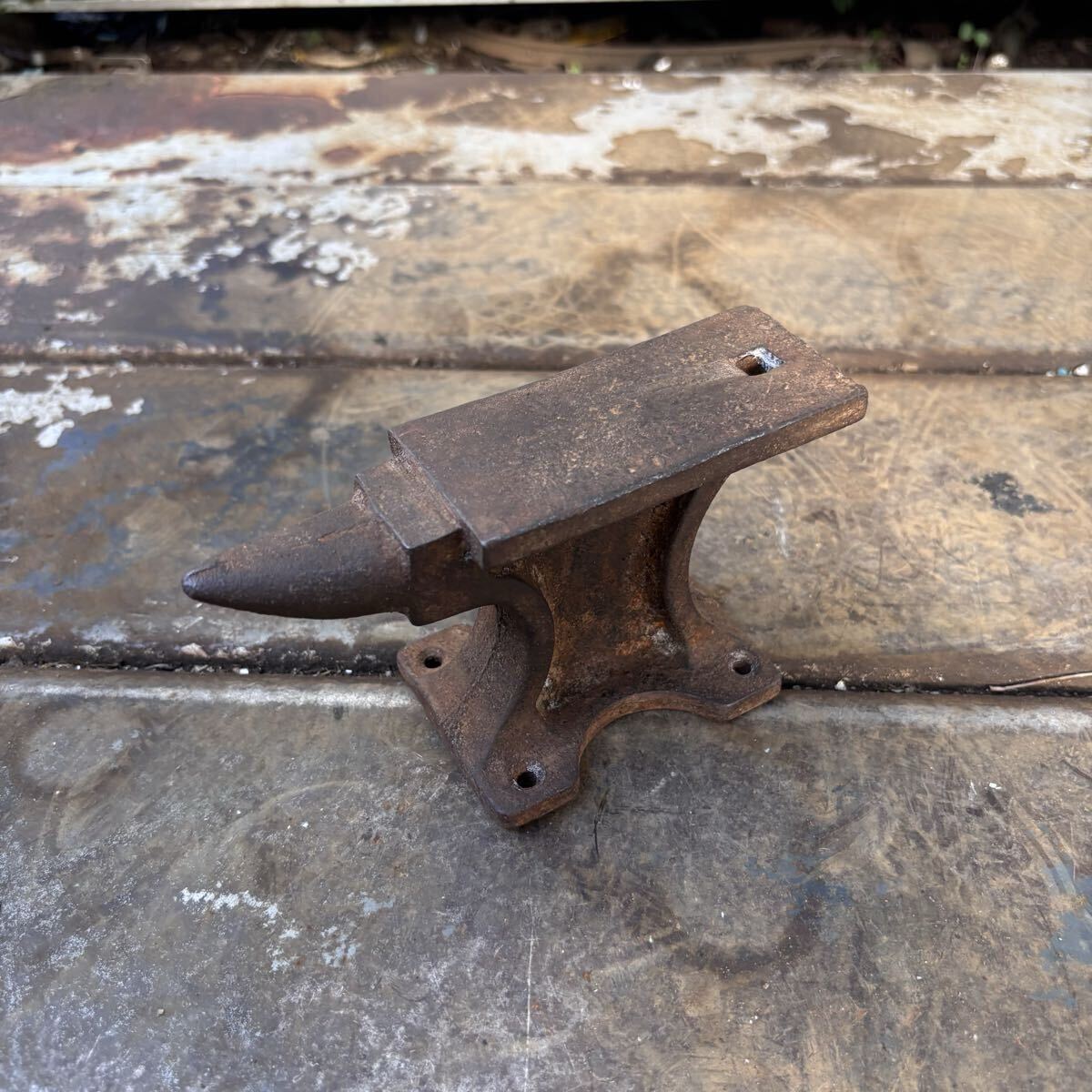 送料無料 角付き 金床 アンビル 穴付き 金敷 鉄敷 ハンマー台 金床台 鍛冶 金属加工 叩き台 作業台 鍛金道具 鉄床 アンヴィル 1kg_画像3