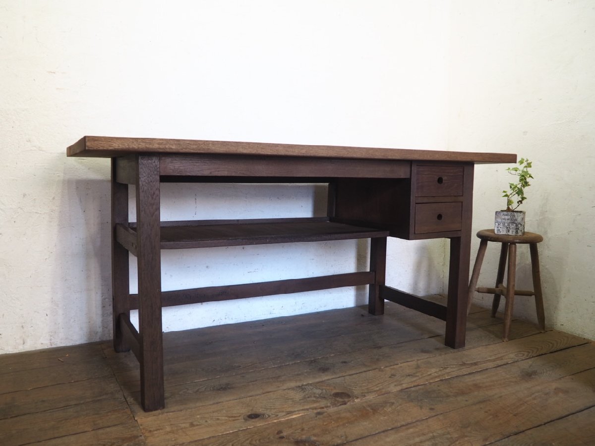 タ荷S0259◆天板W152,5cm×D71,3cm◆収納付き◆しっかりとした古い木製テーブル◆机 デスク 作業台 展示台 レトロ ヴィンテージU(ヤE)松_画像1