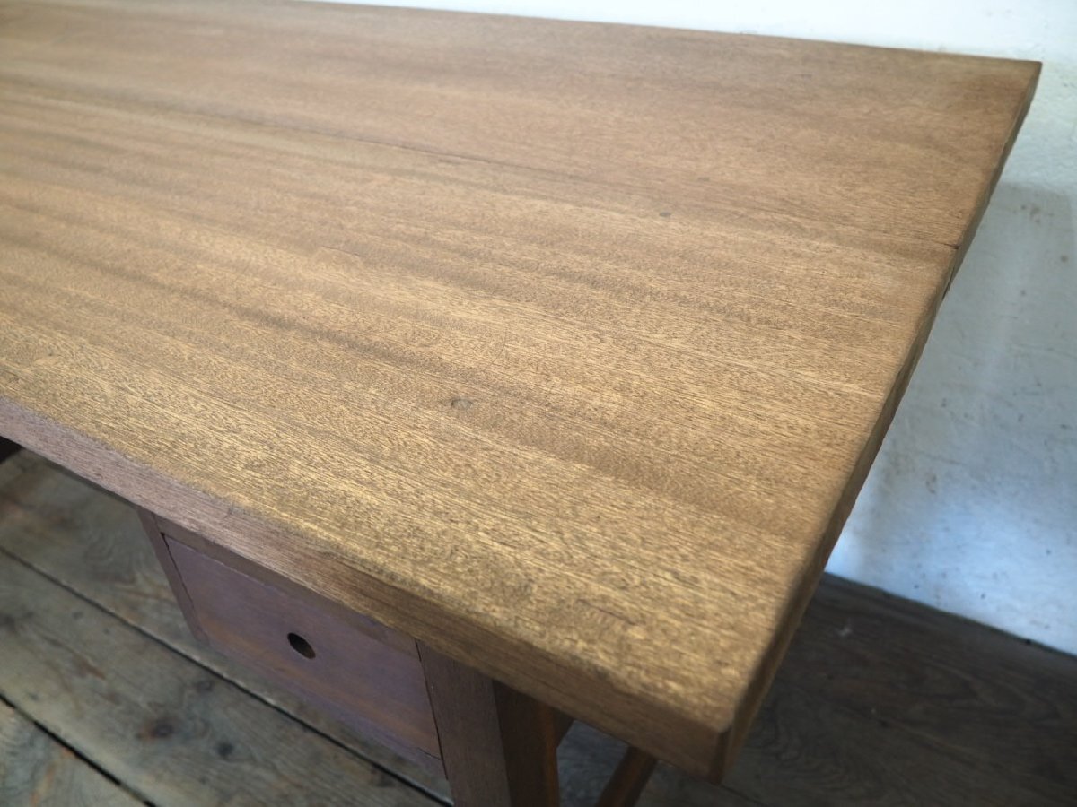 タ荷S0259◆天板W152,5cm×D71,3cm◆収納付き◆しっかりとした古い木製テーブル◆机 デスク 作業台 展示台 レトロ ヴィンテージU(ヤE)松_画像3