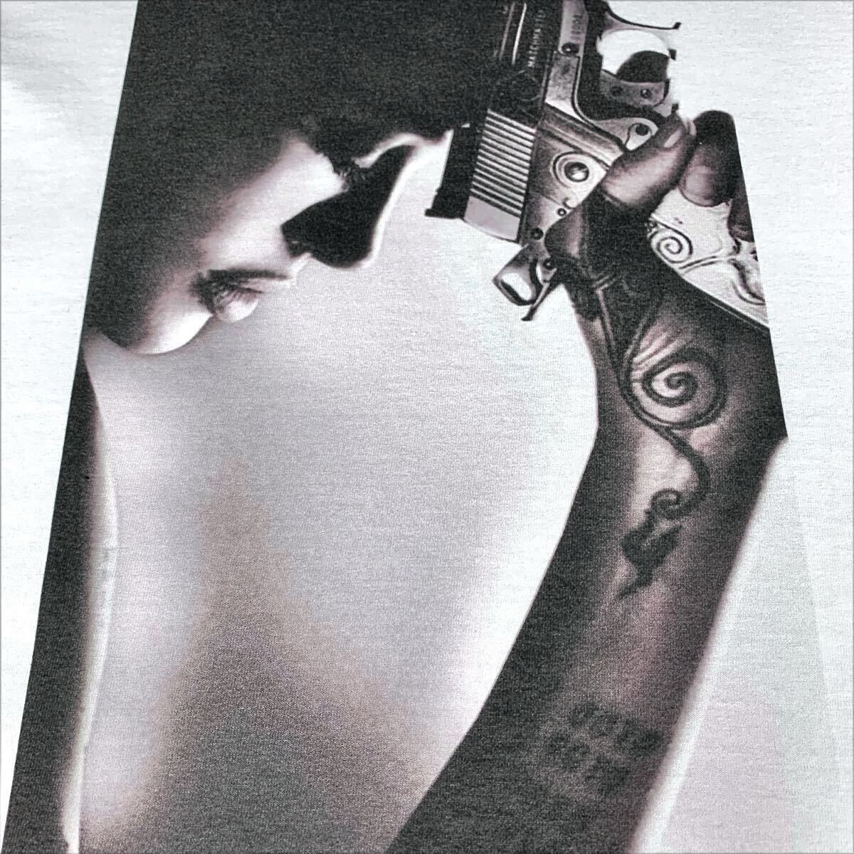 新品 WANTED ウォンテッド 暗殺者 フォックス アンジェリーナジョリー ハリウッド 映画 ピストル タトゥー Tシャツ ユニセックス Lサイズ_画像7