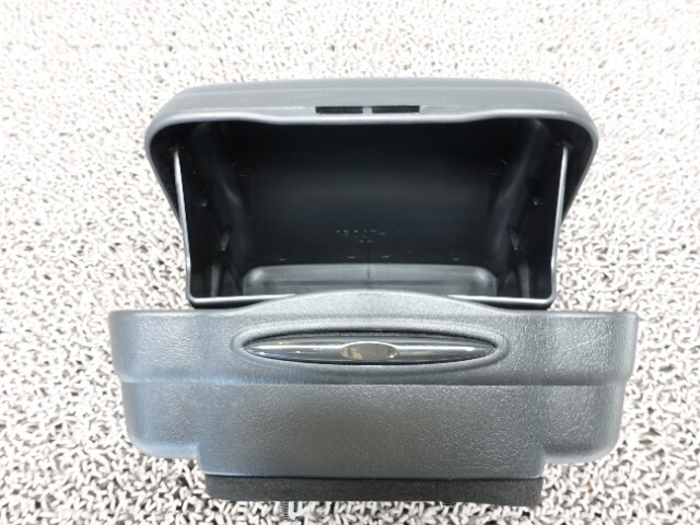 9231 トヨタ ヴィッツ 中期 NCP131 小物入れ ダストボックス 助手席側_画像3