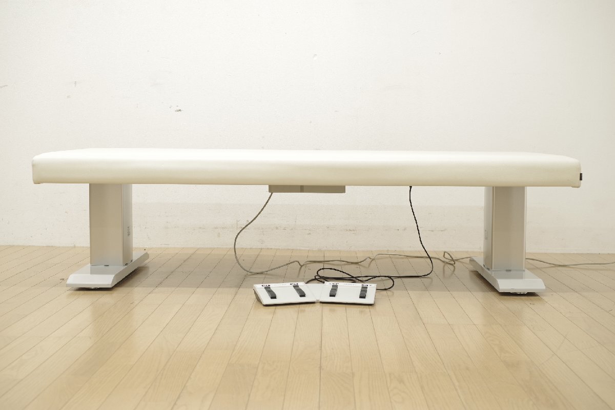 LINAK オカムラ 電動昇降ベッド 約70cm×190cm 診察台 施術台 整体 鍼灸院 マッサージ 美容 エステ 動作確認済_画像2