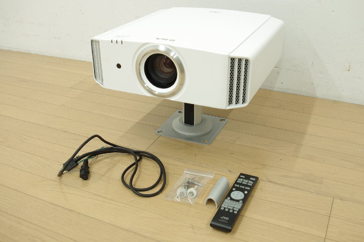 JVCケンウッド DLA-X35-W ホームシアタープロジェクター ランプ合計1336H 天吊り金具付属 リモコン付き 中古 簡易動作確認済 業務用_画像1