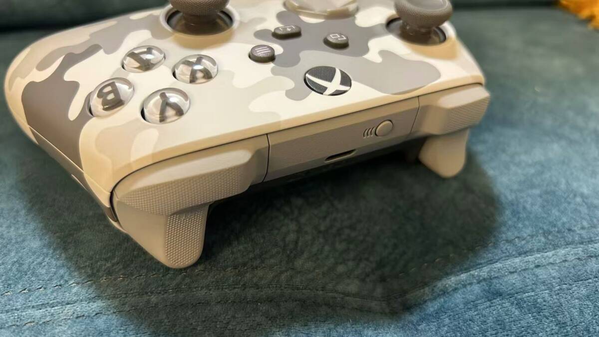 新品同様 XBOX ワイヤレス コントローラ カモ QAU-00140_画像4
