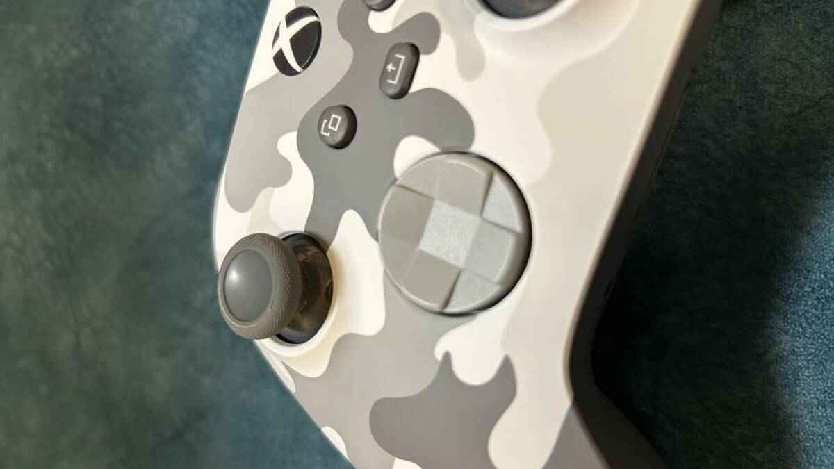 新品同様 XBOX ワイヤレス コントローラ カモ QAU-00140_画像2