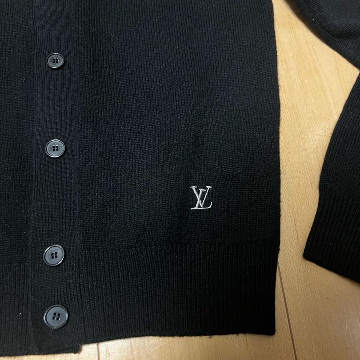激安 格安 Louis Vuitton ルイ・ヴィトン LV カーディガン ニット 長袖 ブラック 黒 ワンポイント リブ イタリア製_画像2