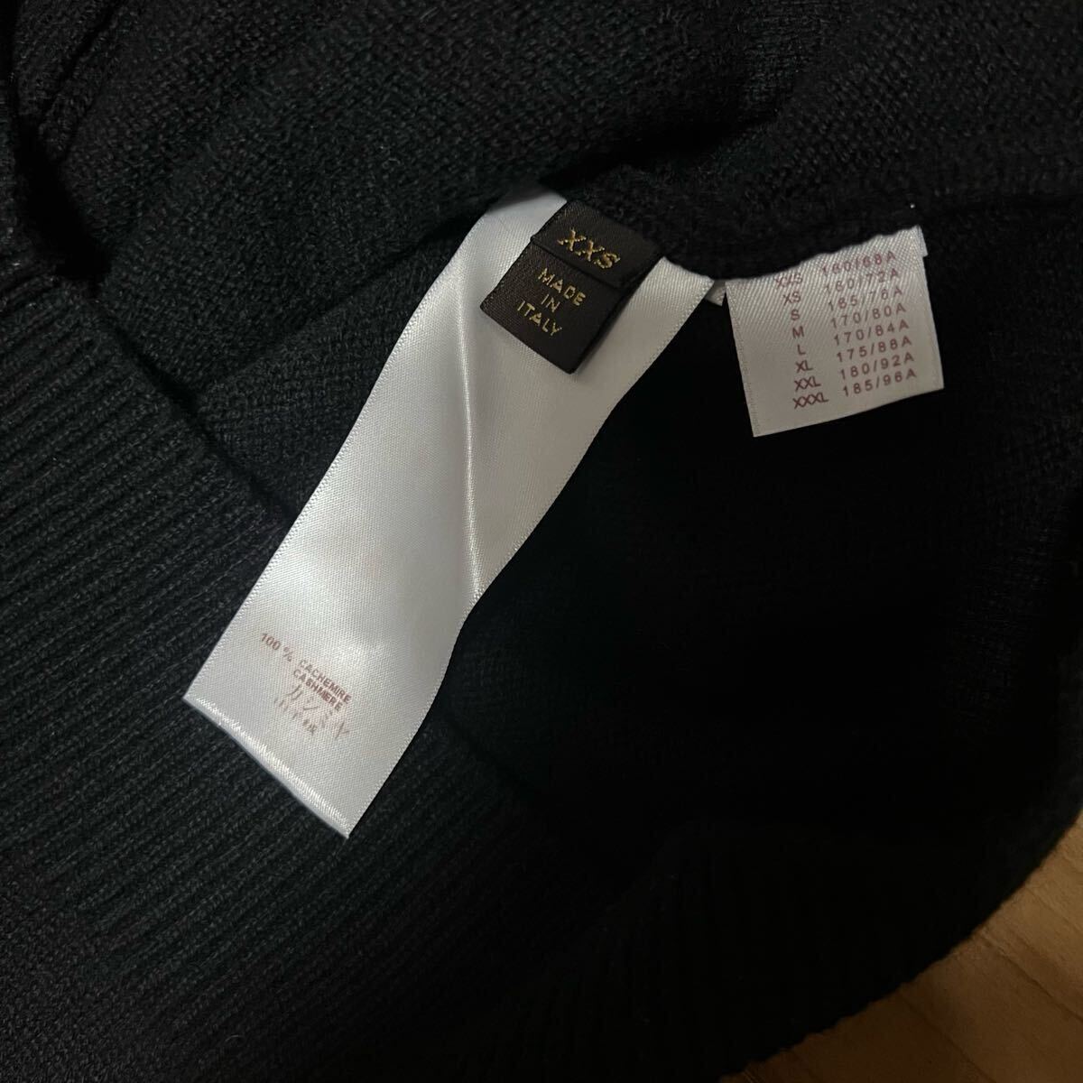 激安 格安 Louis Vuitton ルイ・ヴィトン LV カーディガン ニット 長袖 ブラック 黒 ワンポイント リブ イタリア製_画像6