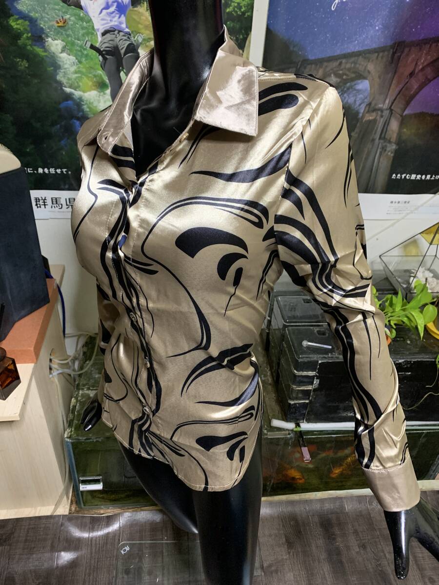 K / 新品 なめらか 光沢 つるつる プリント柄 ブラウス_画像1