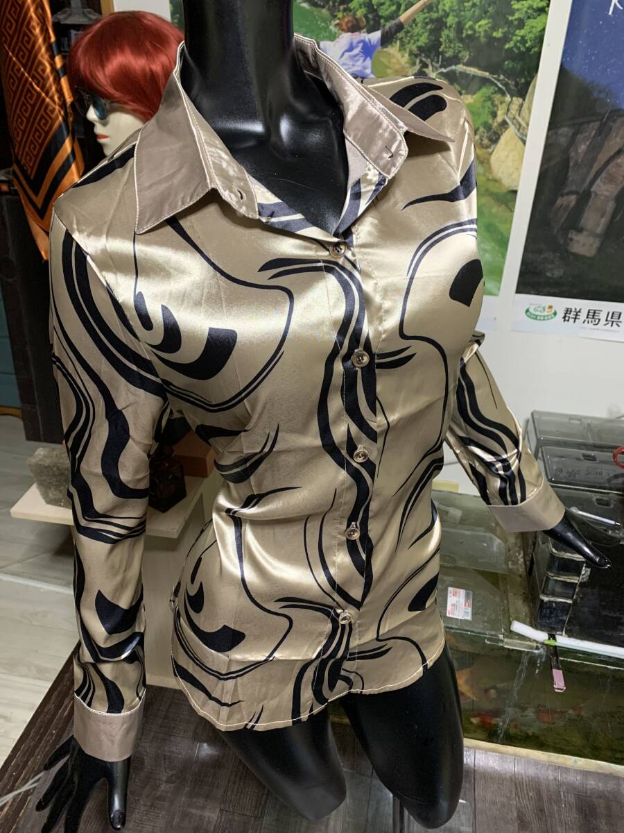K / 新品 なめらか 光沢 つるつる プリント柄 ブラウス_画像2