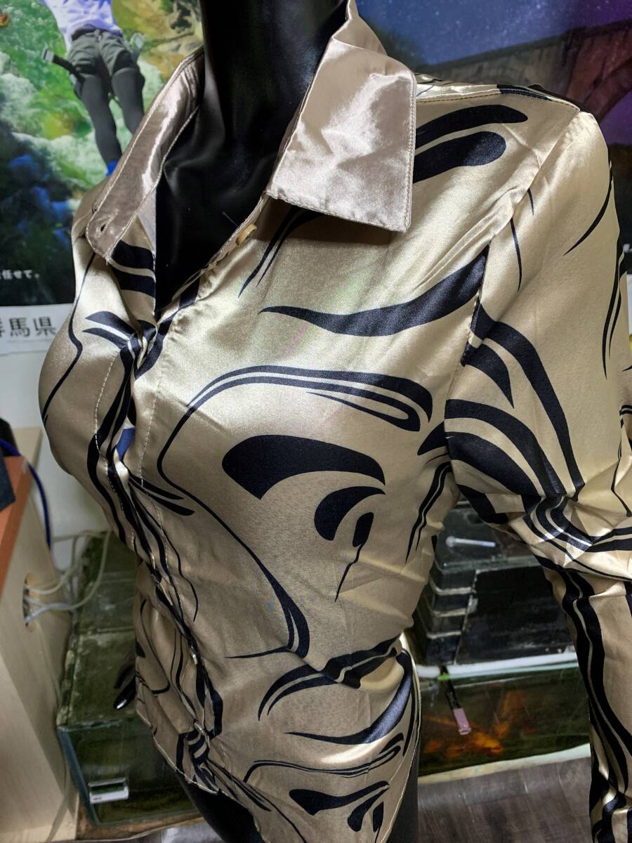 K / 新品 なめらか 光沢 つるつる プリント柄 ブラウス_画像3