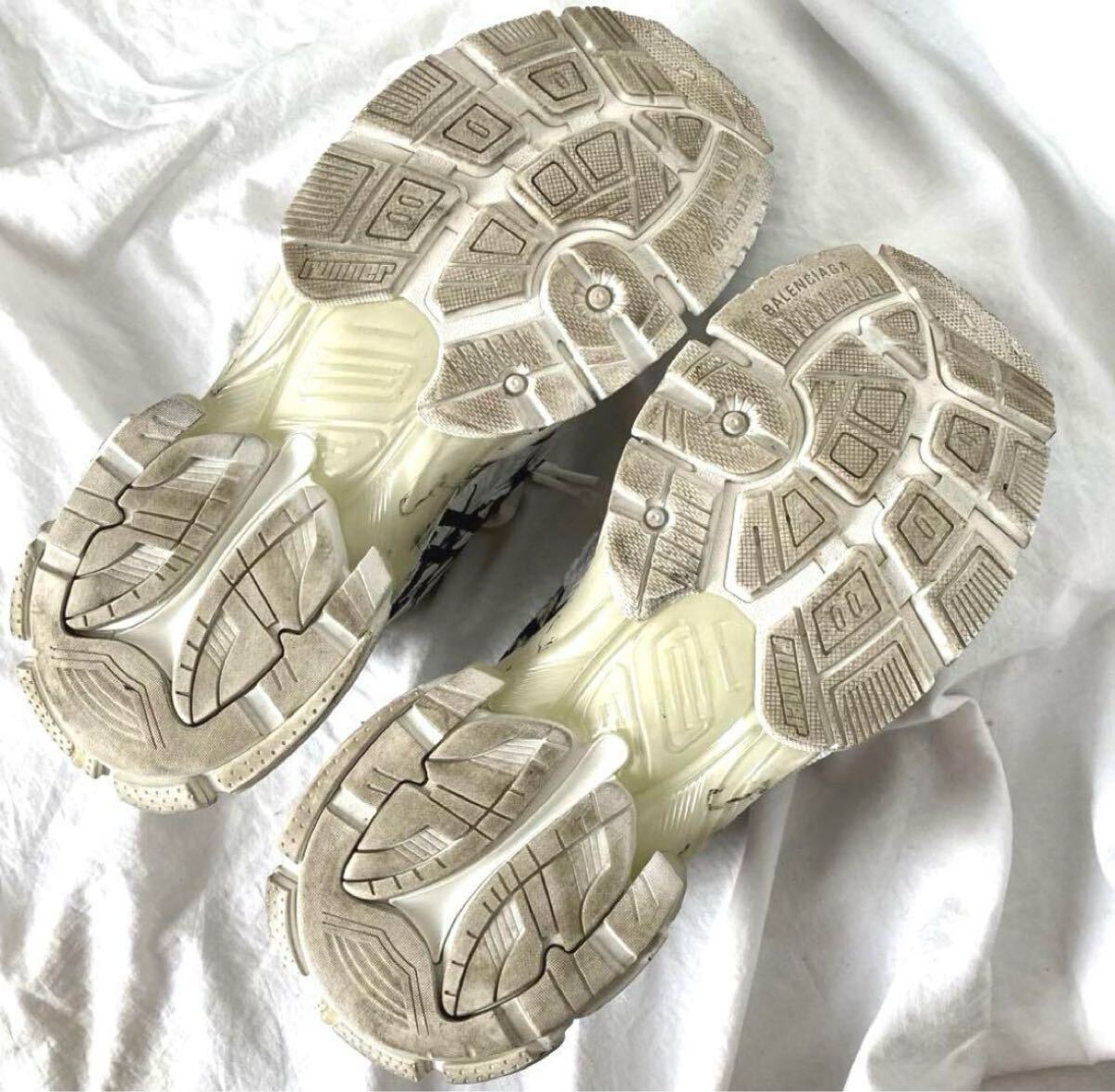 美品 バレンシアガ スニーカー ランナー グラフィティ 再構築 白 箱・袋付き_画像4