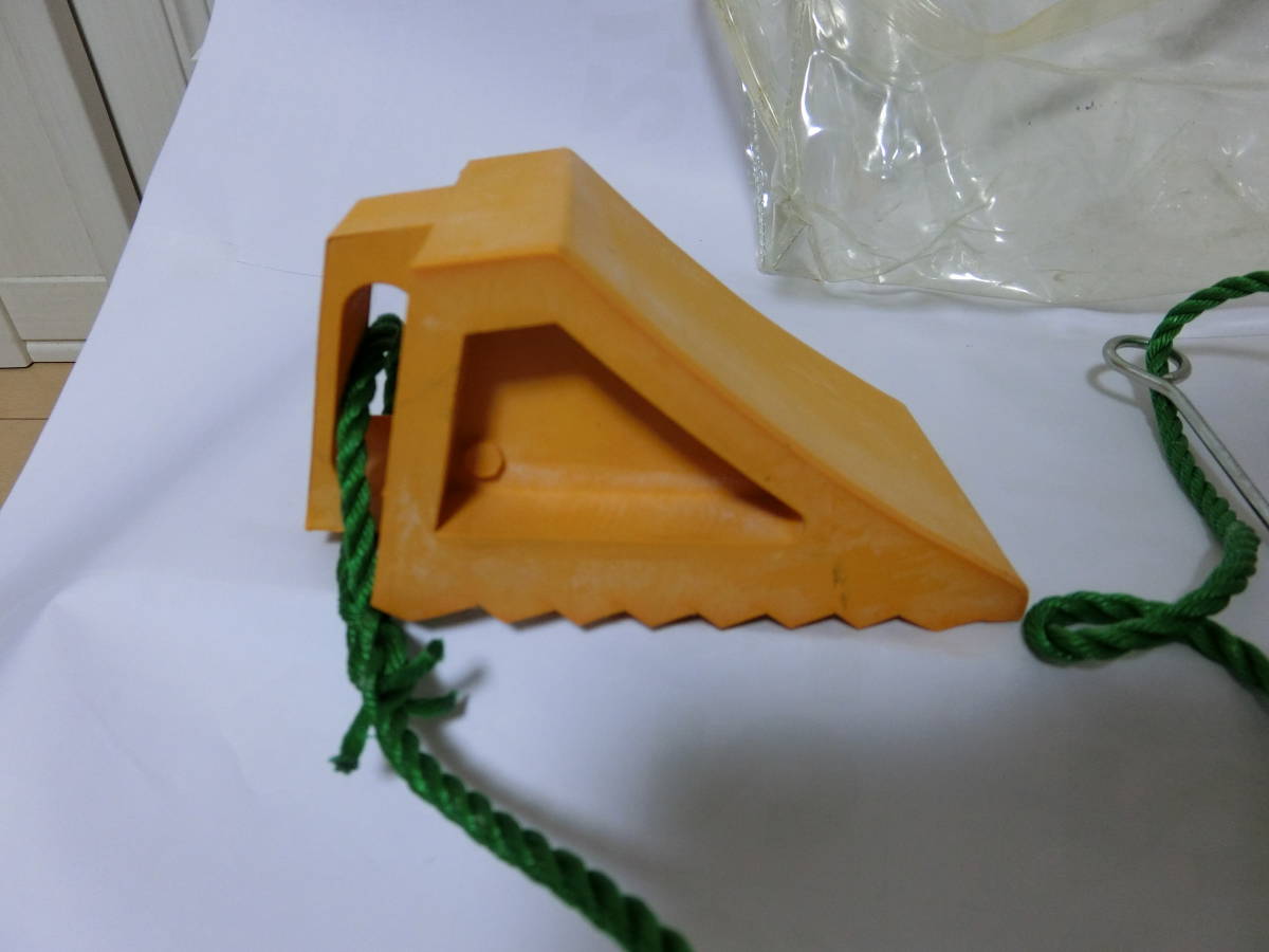 北海道・九州・沖縄県以外は宅急便送料無料!【新品・未使用・自宅保管品】HHH スリーエッチ タイヤストッパー S型セット 乗用車用  _画像2