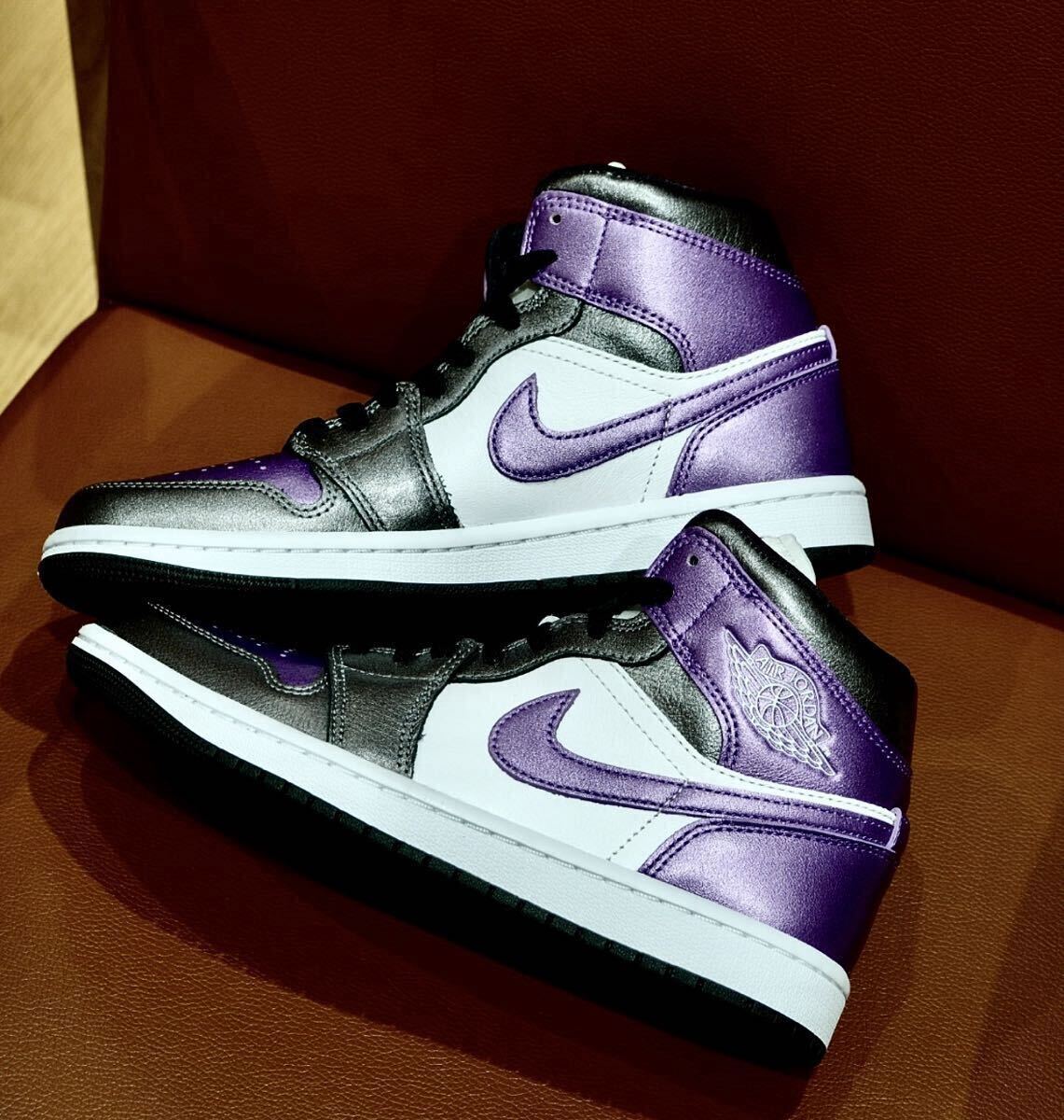 ☆送料込■新品26.0cm■ナイキ エア ジョーダン１MID ホワイト/ブラック/グレープアイス AIR JORDAN 1 WMNS【定価.20350円】_画像1