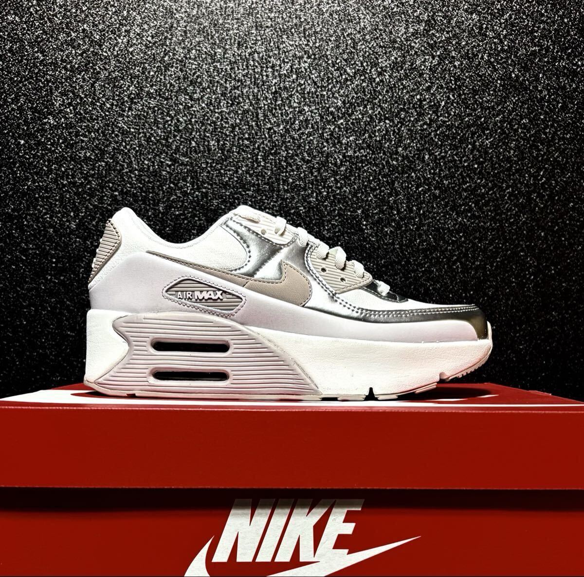 ☆送料込■新品25.5cm■ナイキ エア マックス90 LV8 AIR MAX 90 サミットホワイト/メタリックプラチナム【定価.19030円】WMNS _画像4