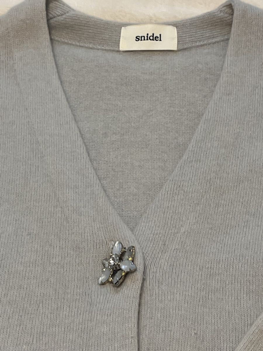 ★SNIDEL（スナイデル）★Vカーディガン　アイスグレー　F（大き目）ビジューボタン付き　フォックス混　チャイニーズラクーン混素材_画像2