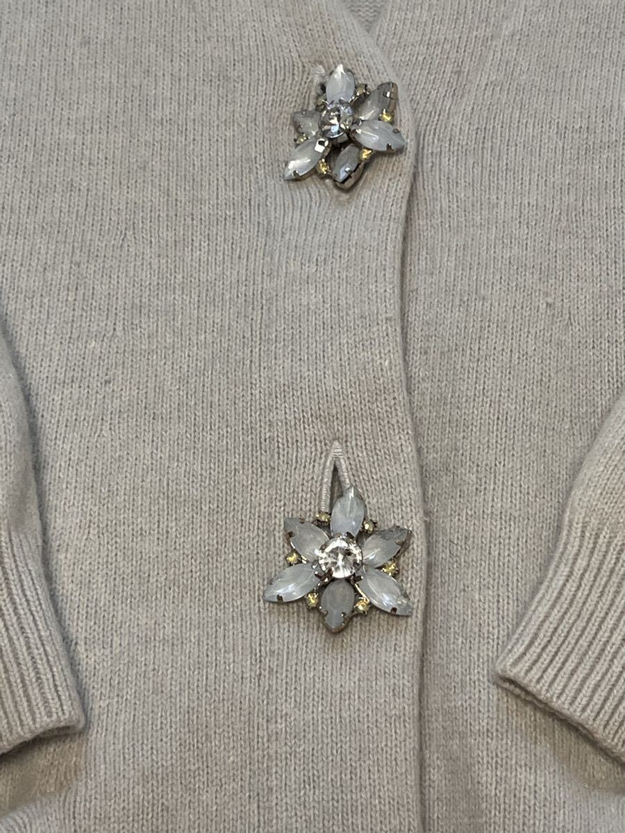 ★SNIDEL（スナイデル）★Vカーディガン　アイスグレー　F（大き目）ビジューボタン付き　フォックス混　チャイニーズラクーン混素材_画像3