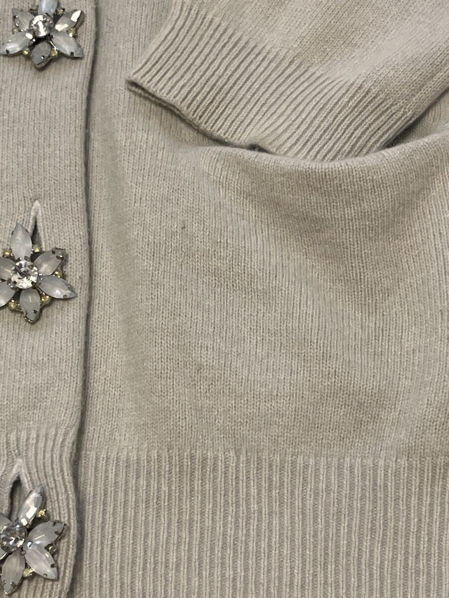 ★SNIDEL（スナイデル）★Vカーディガン　アイスグレー　F（大き目）ビジューボタン付き　フォックス混　チャイニーズラクーン混素材_画像4