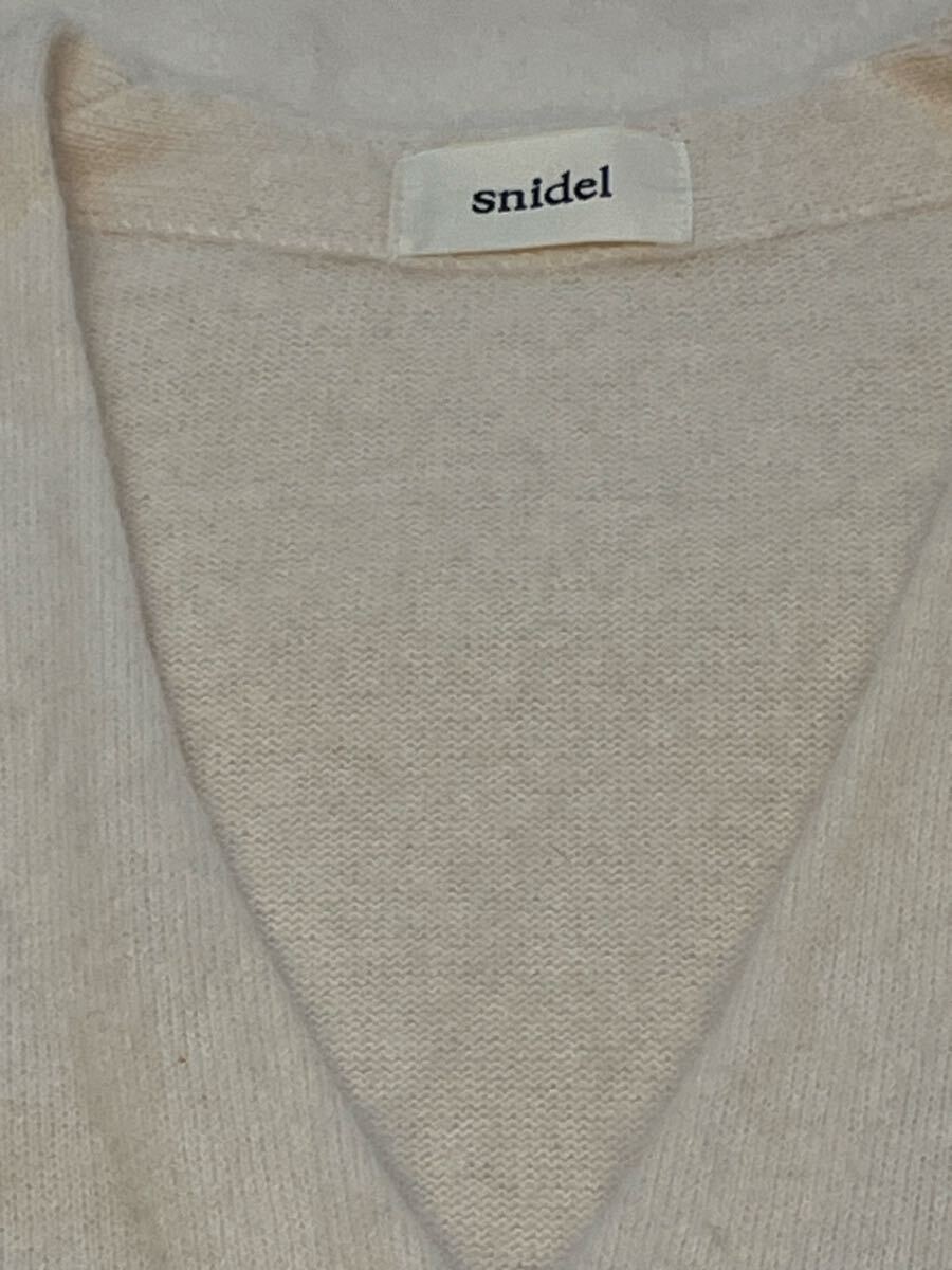 ★SNIDEL（スナイデル）★羊毛　アンゴラ混　Vカーディガン　白　F（大き目）ビジューボタン付き_画像2