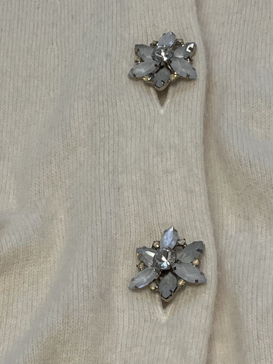 ★SNIDEL（スナイデル）★羊毛　アンゴラ混　Vカーディガン　白　F（大き目）ビジューボタン付き_画像3