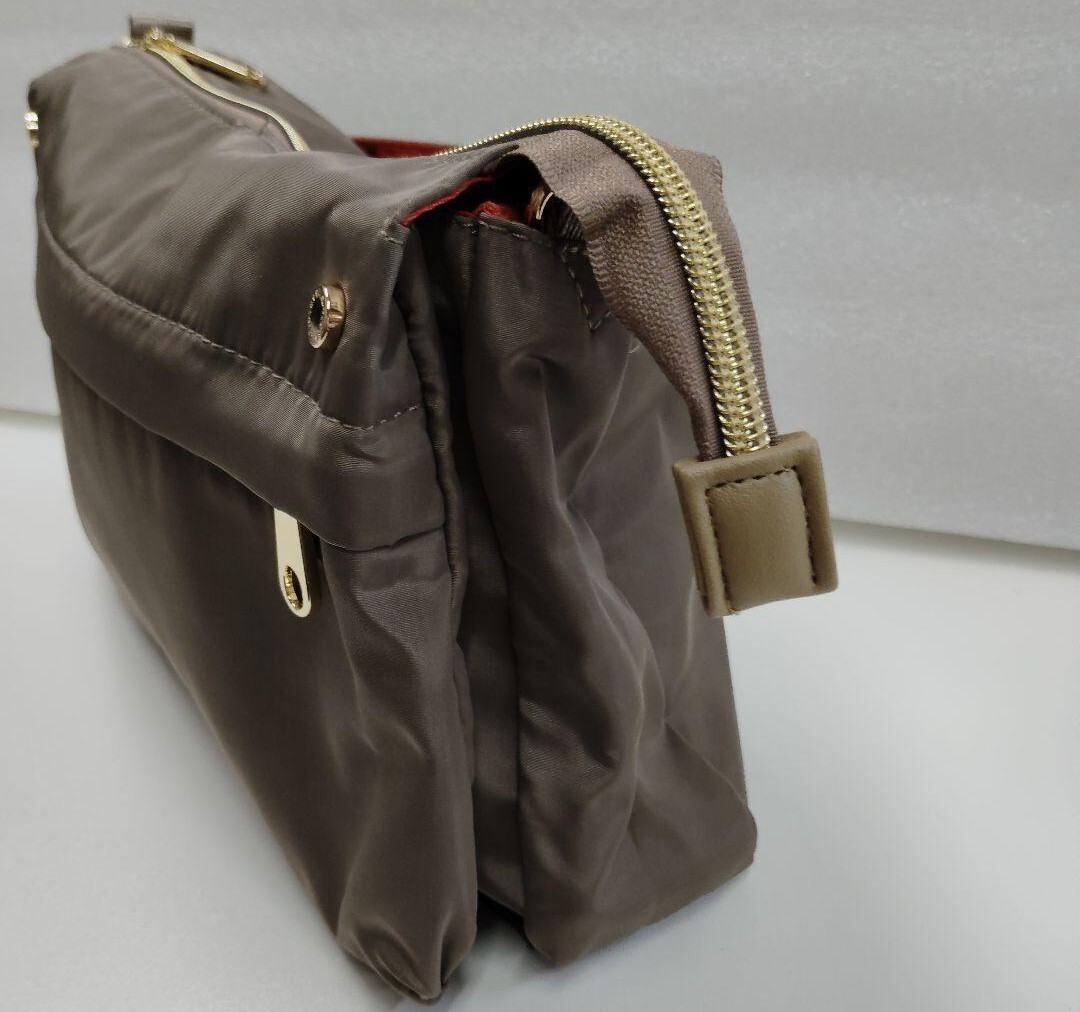 ウィズエイブル 高密度サスティナポリ ９ポケット ３層ショルダーバッグ_画像4