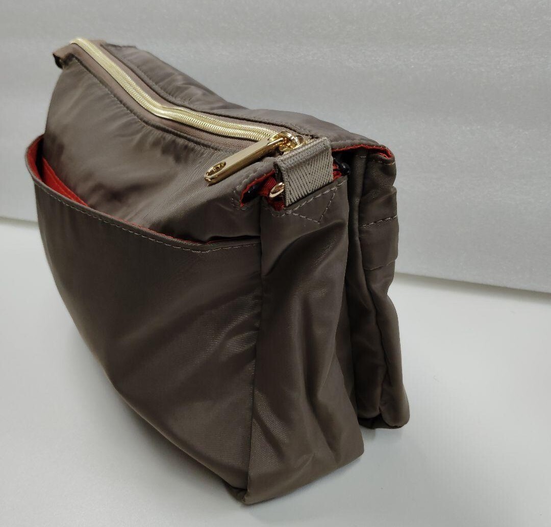 ウィズエイブル 高密度サスティナポリ ９ポケット ３層ショルダーバッグ_画像6