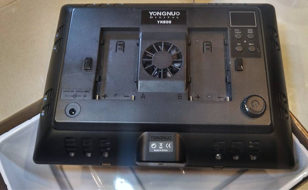 Yongnuo YN-900 LEDビデオライト LEDを900球搭載3200K/5500K■充電式バッテリー2個■充電器■AC電源アダプター付き■ビデオカメラ撮影照明_画像3