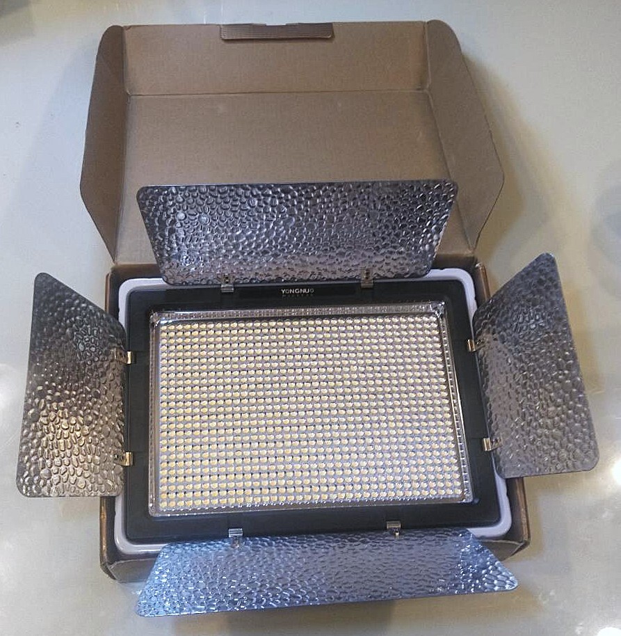 Yongnuo YN-900 LEDビデオライト LEDを900球搭載3200K/5500K■充電式バッテリー2個■充電器■AC電源アダプター付き■ビデオカメラ撮影照明_画像2