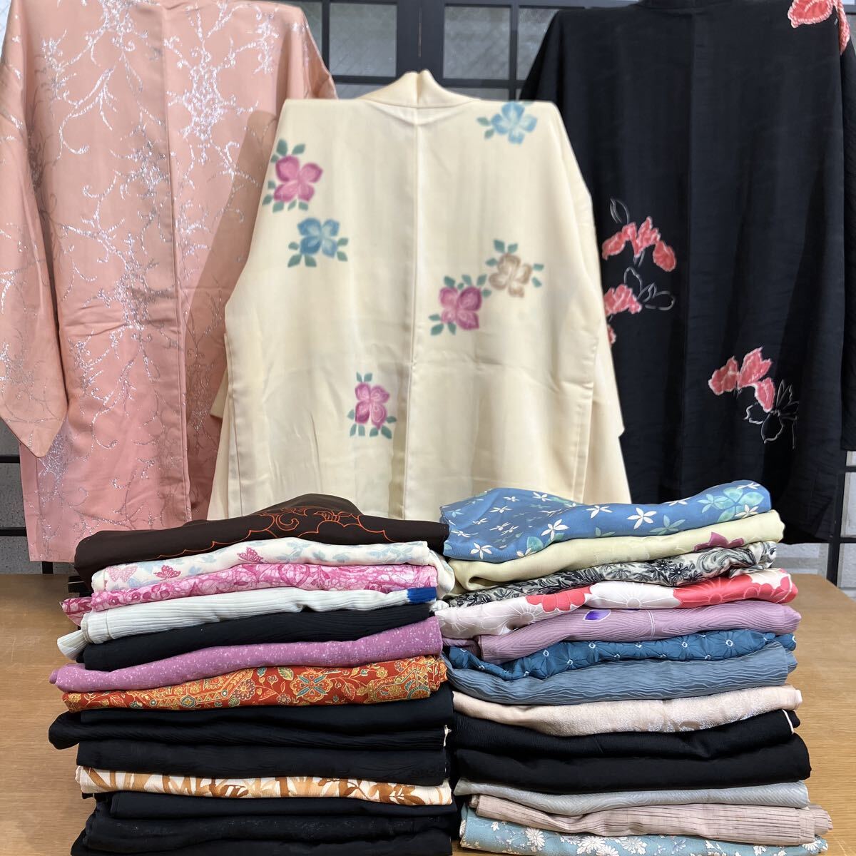 一右衛門No2225 羽織 30枚まとめ売り 黒羽織 金通し 縫い取り 刺繍 友禅 正絹着物 大量まとめ売り大処分_画像1