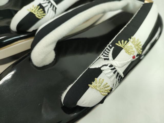 平和屋著物▼和裝小物　草履まとめて２足　厚底　刺繍　飛鶴松文　椿　縞　赤　黒　金纟?。庭单ぅ骸∫萜贰AAX8122ju