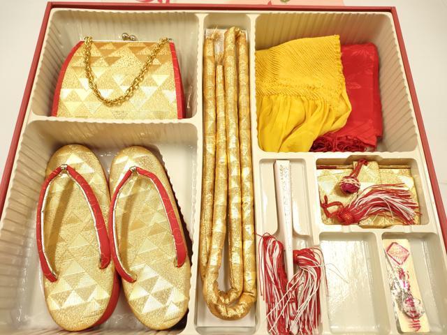平和屋着物[]七五三　女の子　７歳　祝着　四つ身　袋帯・小物セット　鼓花文　金彩　箱付き　洗える着物　DAAS9210ma_画像8
