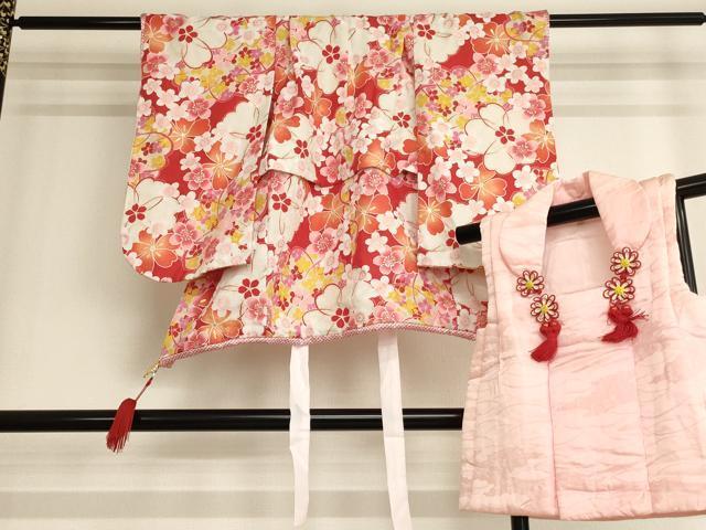 平和屋着物[]七五三　女の子　３歳　祝着　三つ身　被布セット　舞桜文　金彩　リョウコキクチ　逸品　AAAW6980ja_画像1