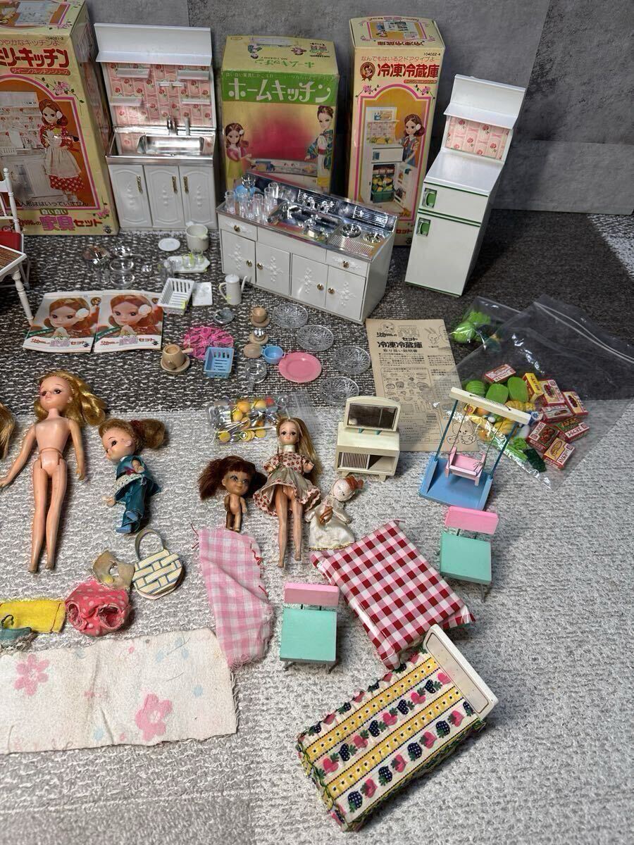 リカちゃんの白い白い家具セット 勉強机 ダイニングテーブル ファミリーキッチン ホームキッチン 冷凍冷蔵庫 その他 いろいろ 旧タカラ_画像4