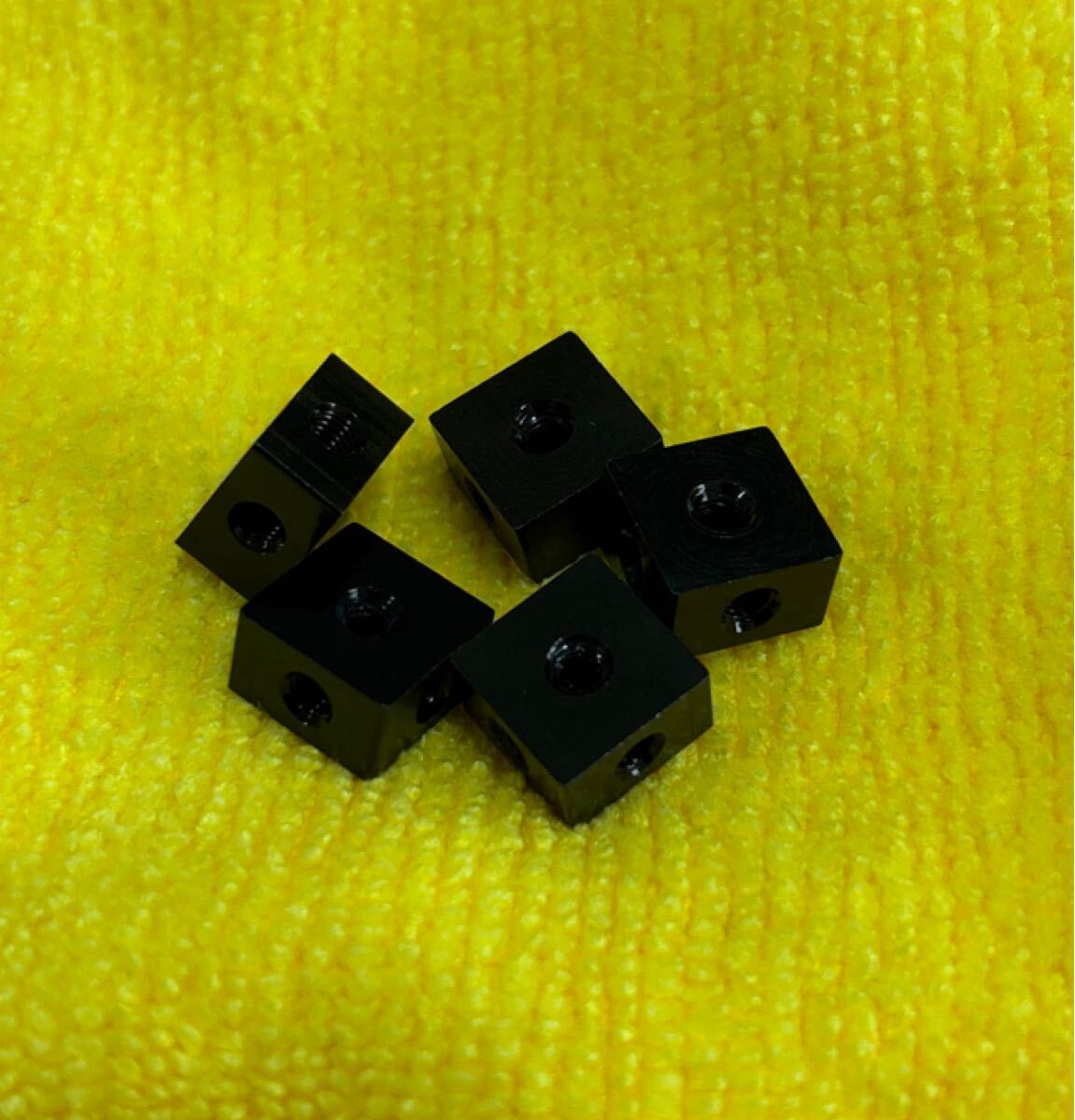 汎用アルミキューブ(ブラック) 10mm×10mm×6mm ネジ穴M3 1セット5個入りの画像1