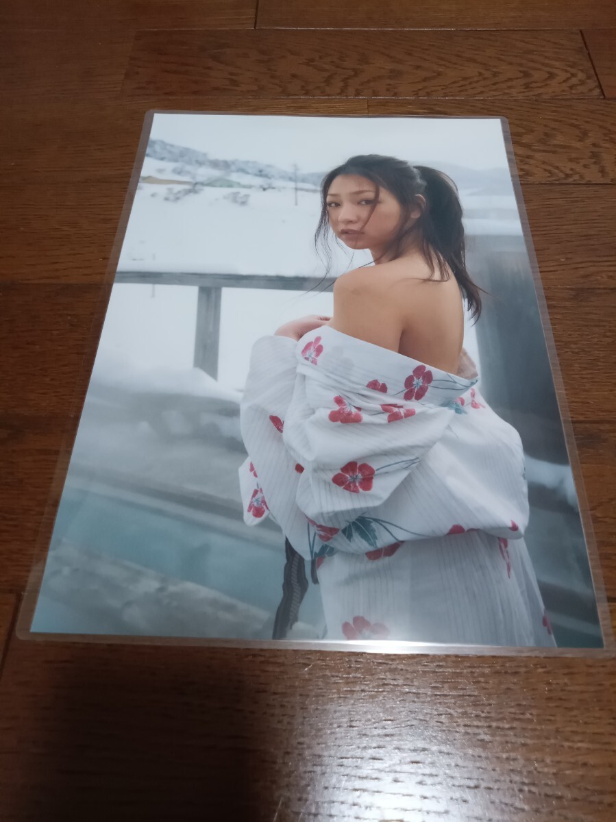 ★厚手ラミネート加工 150μ 切り抜き★ 佐山彩香 8ページ 裸身 ランジェリー 露天風呂 A4サイズ 11_画像4