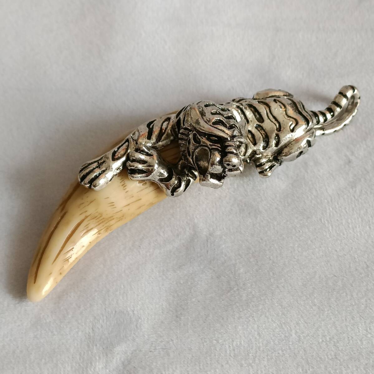 上質トラ牙の工芸品　美術品　樹脂製　浮き彫り　ストラップ　置物　鑑賞　美品　コレクション　装飾　アクセサリー_画像2