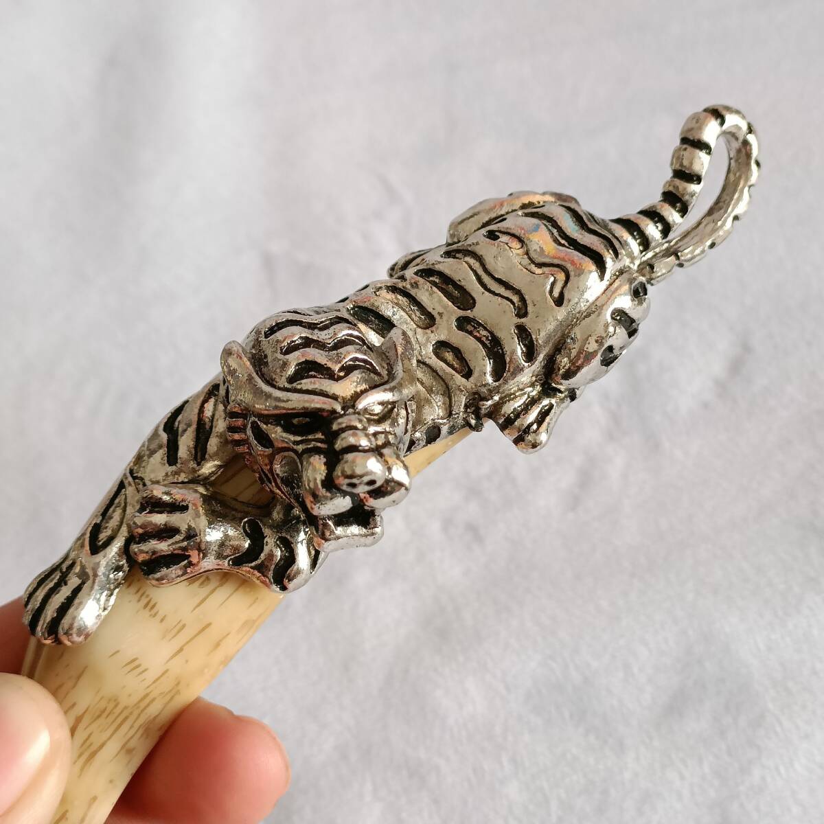 上質トラ牙の工芸品　美術品　樹脂製　浮き彫り　ストラップ　置物　鑑賞　美品　コレクション　装飾　アクセサリー_画像8