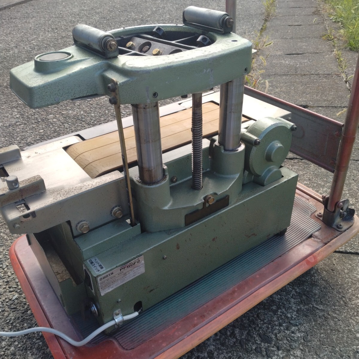 HITACHI/日立工機 180mm ベビー超仕上かんな盤 PF60F2 小型 木工 木材加工 鉋盤 カンナ盤 ヒタチ/現状品 DIY_画像3