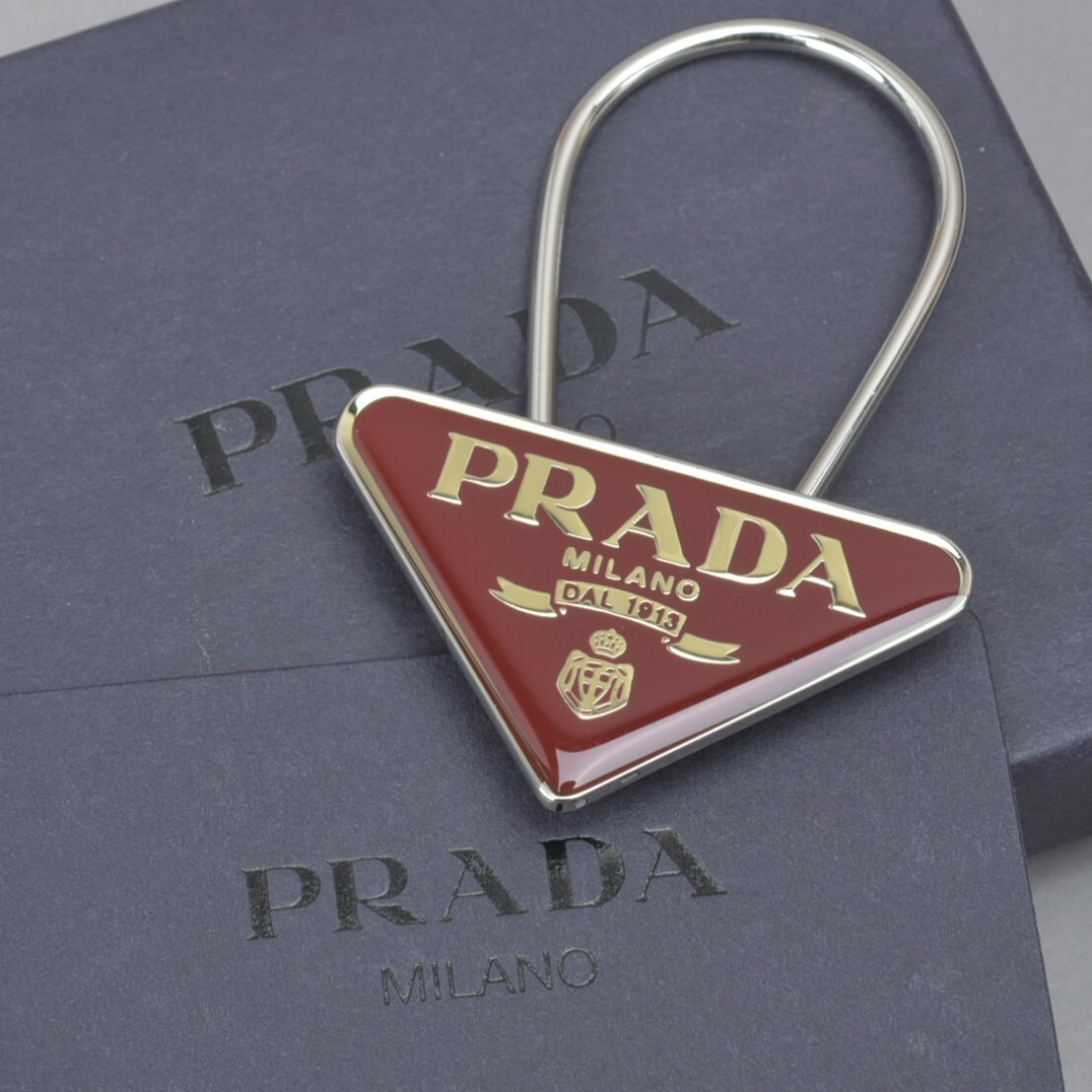 極美品 PRADA プラダ 三角プレート キーリング M285 箱付き チャーム シルバー ボルドー #60※C724_画像1