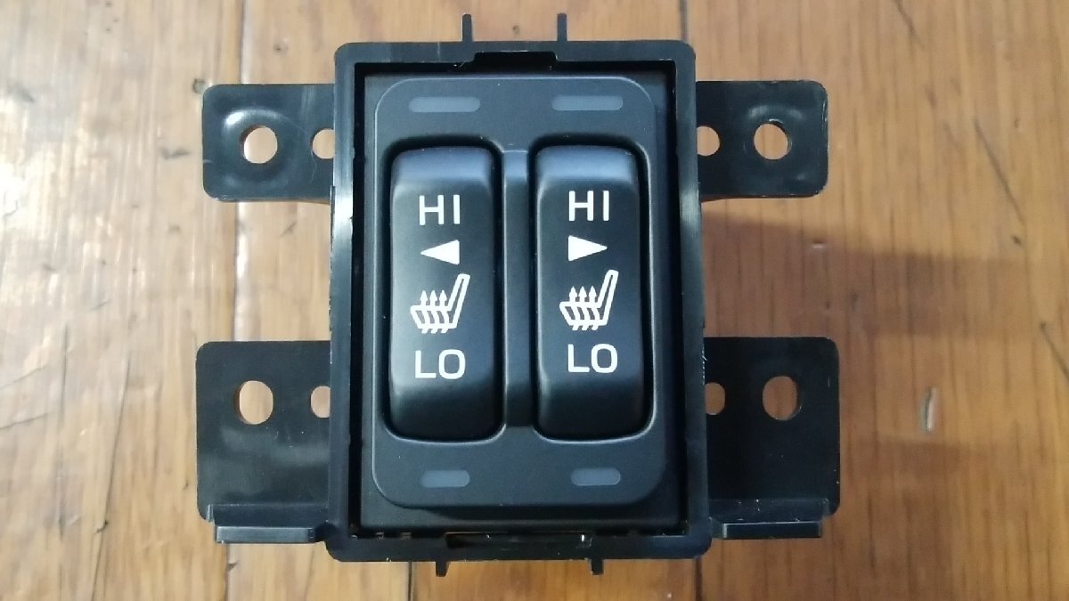 U#260 GR86 3BA-ZN8 RZ 2025年 シートヒータースイッチ 低走行339km_画像1