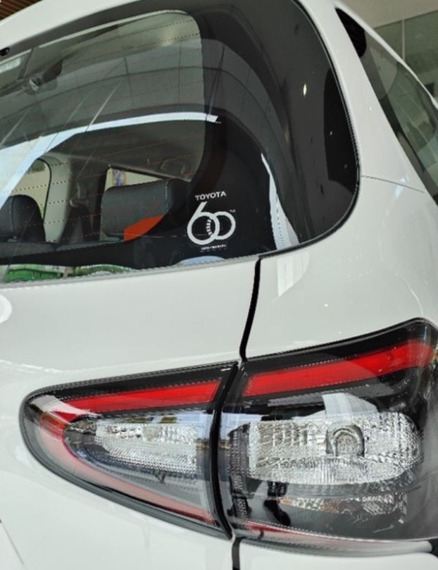 【送料無料】トヨタ 60周年記念 ステッカー 純正品 TOYOTA 60TH ANNIVERSARY シール P4187_画像3