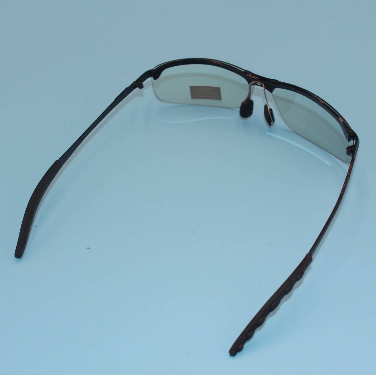偏光 調光 サングラス レンズ変色 UVカット ドライブ 日夜運転用眼鏡 釣り スポーツ メガネ グレー めがねクロス付 昼夜兼用 紫外線反応 超_画像6