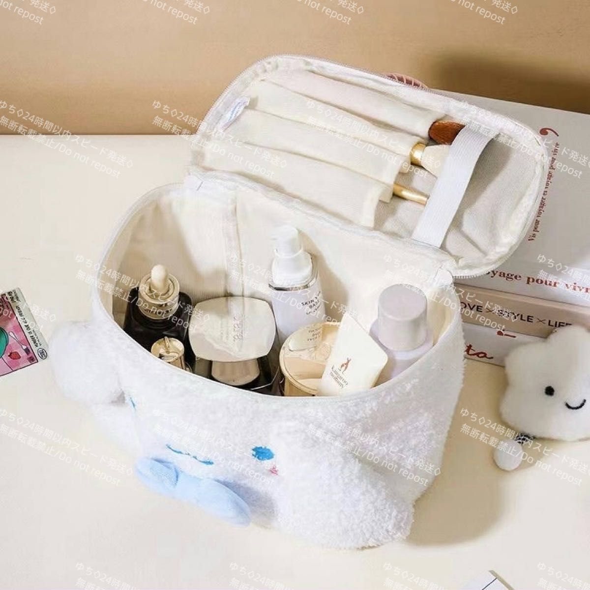 おまけ◎ 海外限定 サンリオ ビッグ ポーチ 大容量 メイク 化粧 トラベル 小物入れ モコモコ 可愛い ハローキティ_画像3