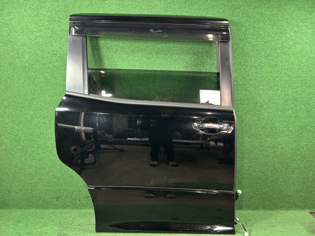 ノア DAA-ZWR80W リアドア 右 ハイブリッドSI 7人 202 セントラル M31Q8 67003-28660の画像1