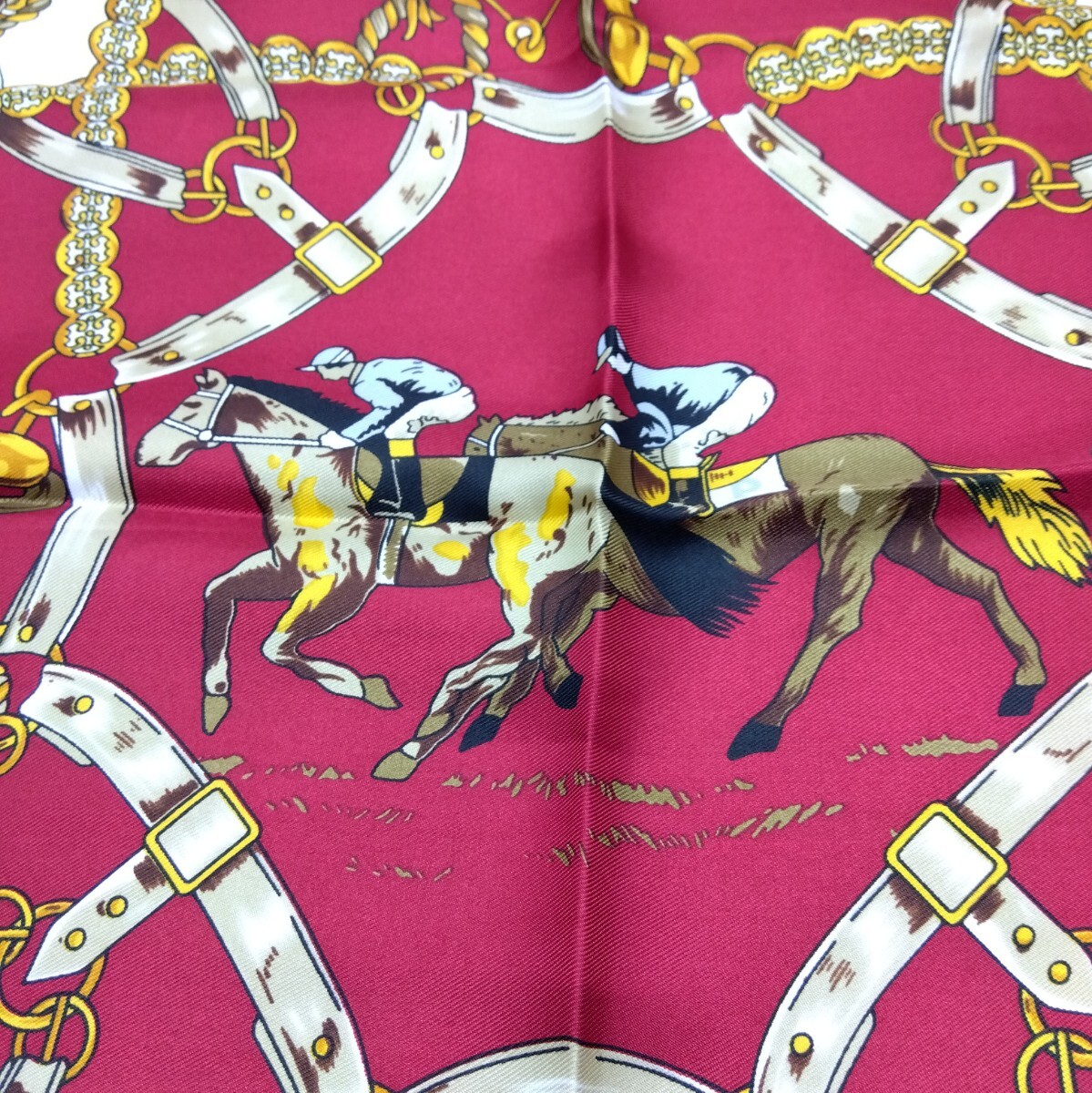 【保管品】大判 スカーフ サテン 青 赤 総柄 2点セット 約87cm チェック柄 エンブレム 騎士 乗馬 ショール ストール ゴージャス DM1015O_画像5