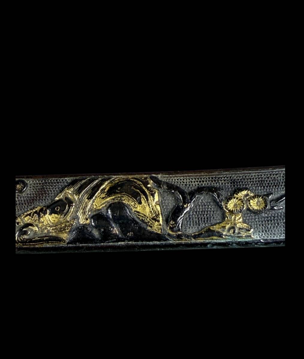 [.] краска золотой Edo времена гарда меча . маленький меч маленький рисунок меч принадлежности .[ сосна обыкновенный карп ] антиквариат японский меч / меч принадлежности / доспехи / антиквариат / старый изобразительное искусство / художественное изделие / времена предмет r-1011