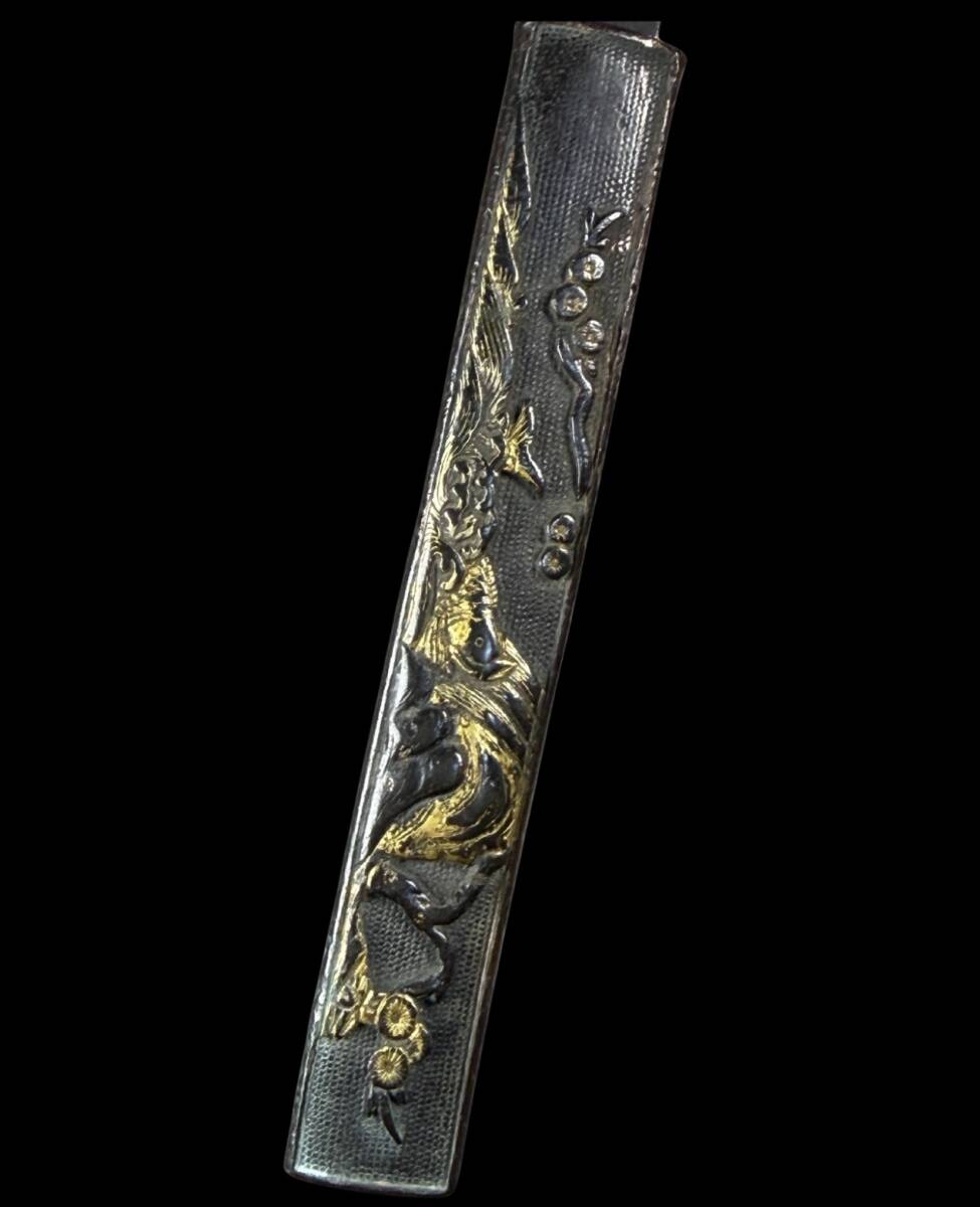 [.] краска золотой Edo времена гарда меча . маленький меч маленький рисунок меч принадлежности .[ сосна обыкновенный карп ] антиквариат японский меч / меч принадлежности / доспехи / антиквариат / старый изобразительное искусство / художественное изделие / времена предмет r-1011