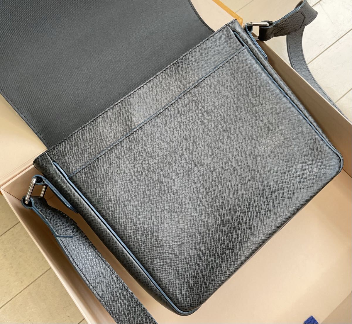 Louis Vuitton Roman PM Taiga ショルダー_画像8