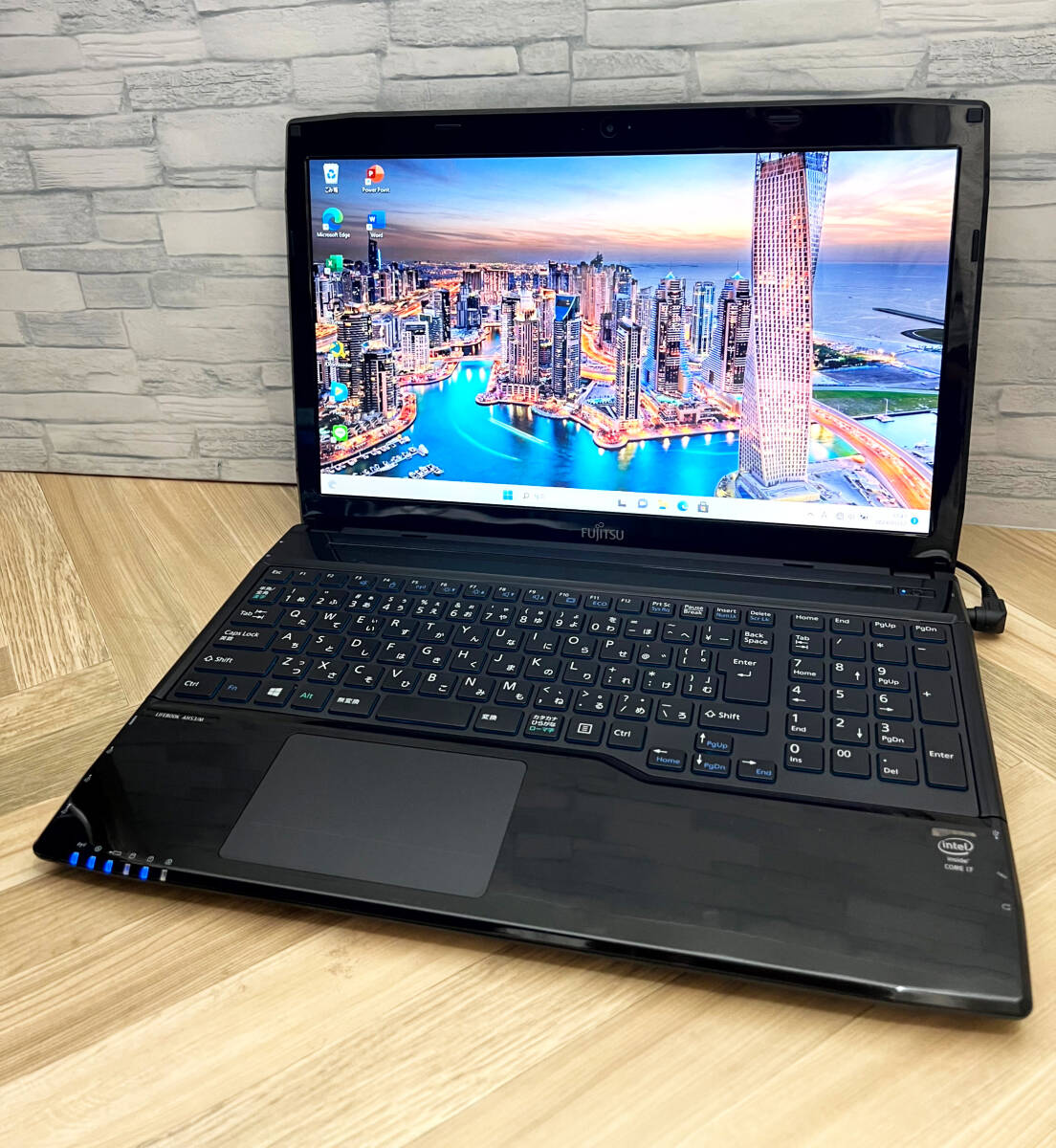 極上品/新型Window11搭載/富士通/爆速Core-i7搭載/カメラ/高速新品SSD512GB/驚異の16GBメモリ/ブルーレイ/DVD焼き/オフィス/ソフト多數(shù)！