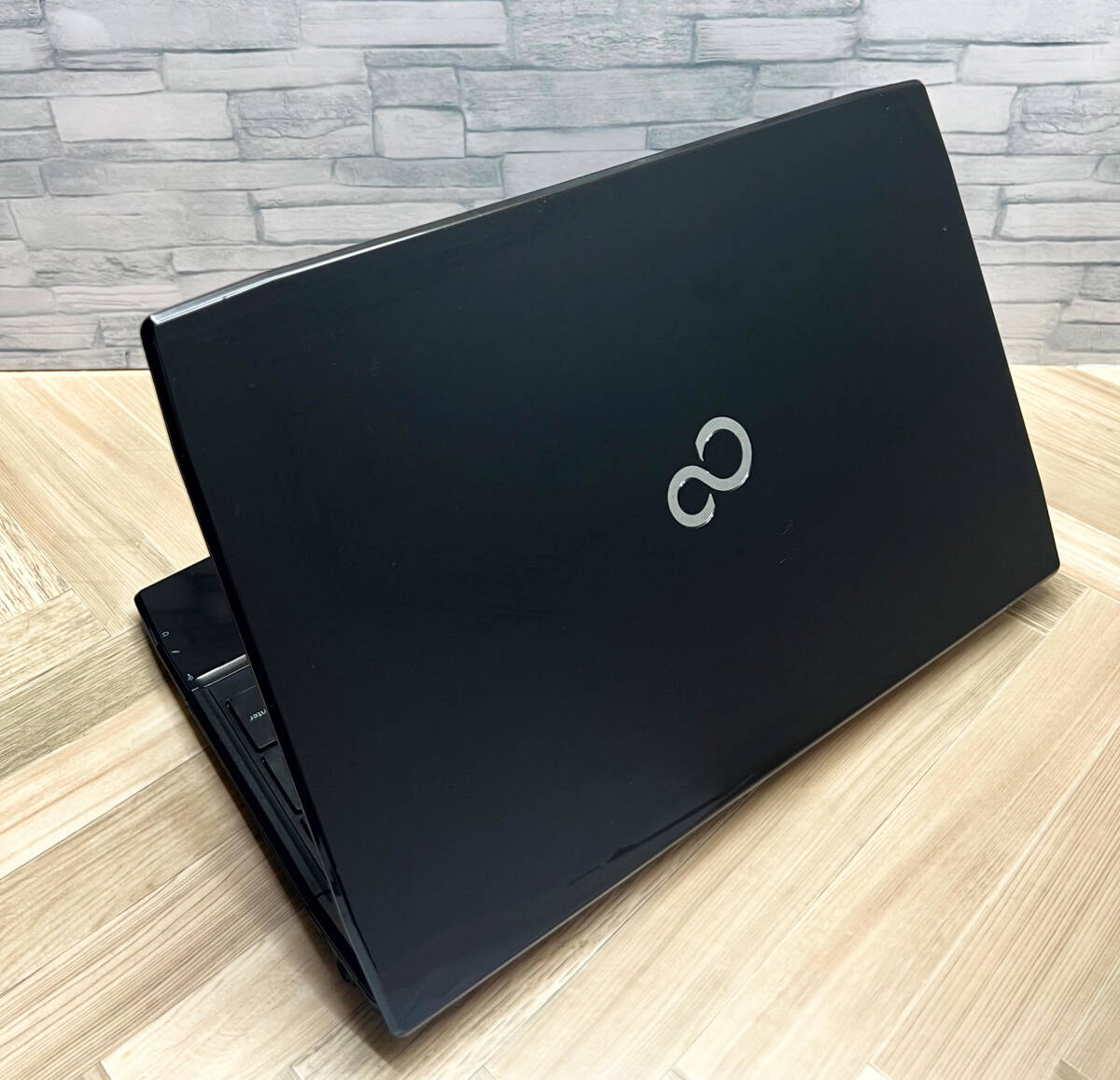 極上品/新型Window11搭載/富士通/爆速4世代CPU/カメラ/高速新品SSD256GB/驚異の８GBメモリ/ブルーレイ/DVD焼き/オフィス/ソフト多數(shù)！