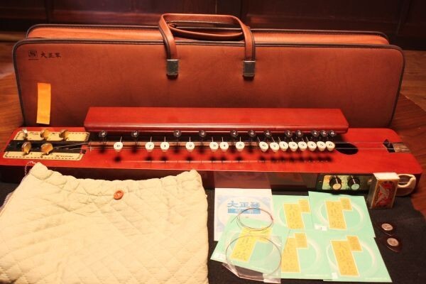 [ поставка со склада ]* прекрасный товар музыкальные инструменты [ Suzuki Taisho koto ] принадлежности & специальный Carry с футляром * осмотр :( первый суп / струнные инструменты / хобби / Showa Retro / подлинная вещь )70609A